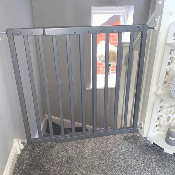 Bettacare Chunky Wooden Screw Fit Dog Gate, 63.5cm - 105.5cm, Grey, Wooden Dog Gate Gate, Screw Fit Pet Stair Gate, Puppy Gate