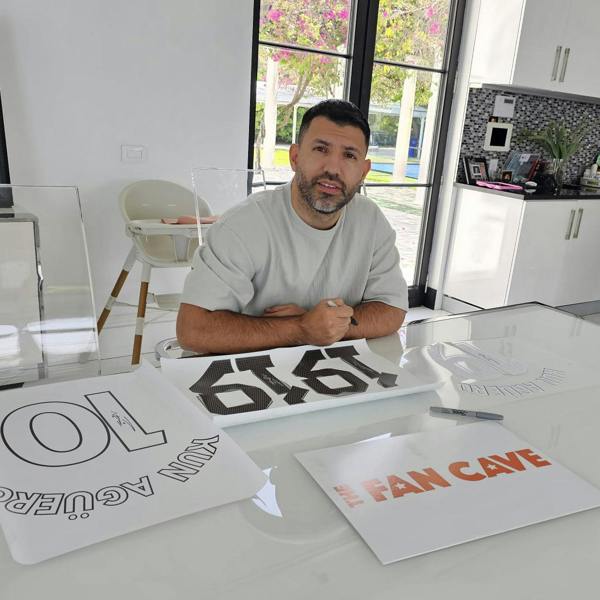 Sergio Agüero Signed Manchester City Shirt Classic Frame