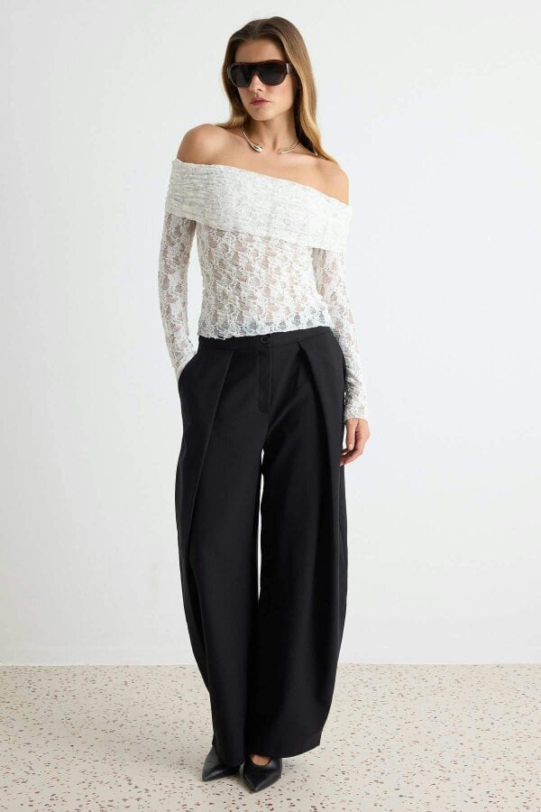 WOVCOR Fitted Carmen Neck Long Sleeve Lace Knit Blouse