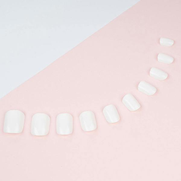 Invogue Classic White Square Nails (24 Pieces)