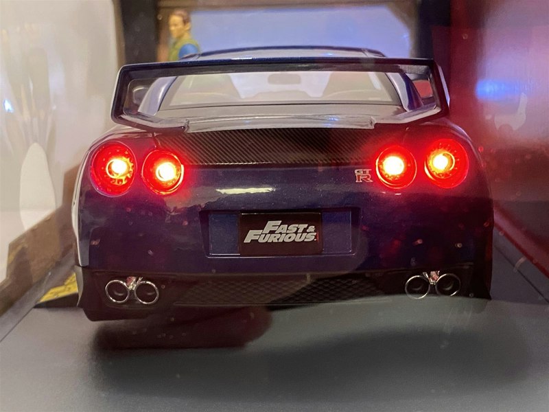 fast and furious brians 2009 nissan gtr figure and working lights 1:18 jada 31142