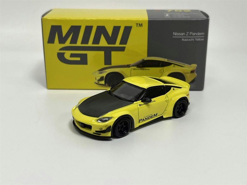 Mini GT Nissan Z Pandem Ikazuchi Yellow LHD 1:64 Mini GT MGT00752L