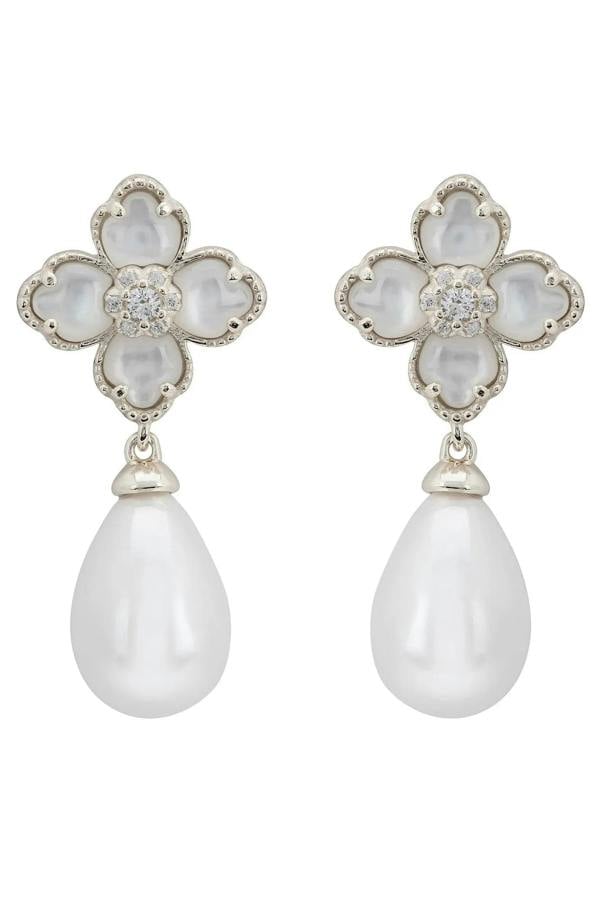 Pearl and clover earrings.