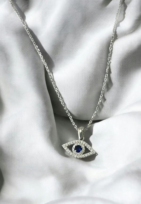 Still life of the necklace.