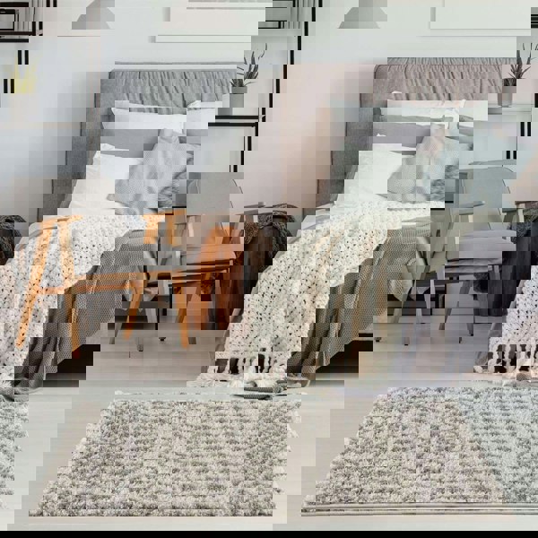 Shaggy Rug Ivory-Grey colours non-shedding, pet-friendly.