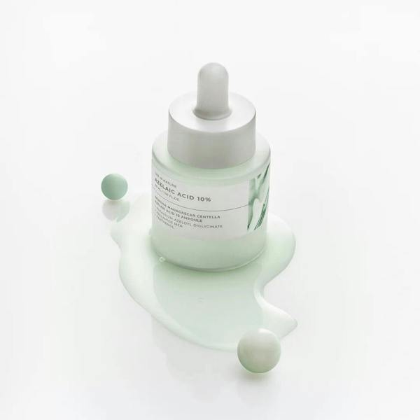 Lightweight, non-gritty texture of SKIN1004 Azelaic Acid 10 – Fast-absorbing, milky ampoule for a comfortable matte finish at Atelier De Glow UK.
