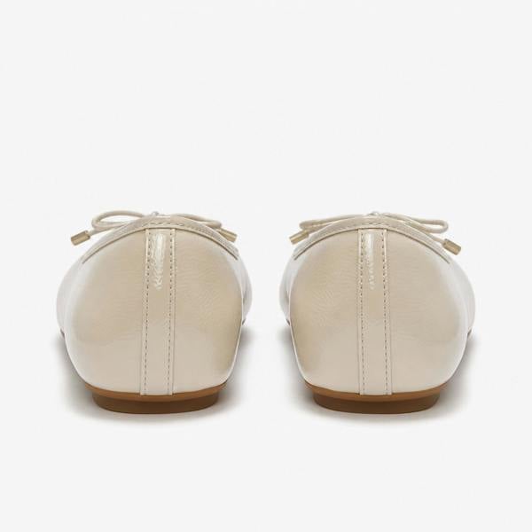 FitFlop DELICATO BOW TEXTURED PATENT-LEATHER Ballerina Shoes in Light Brown