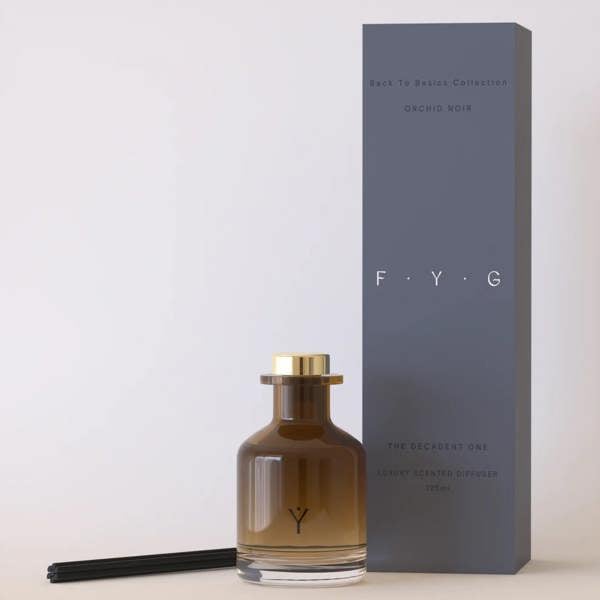 luxurious heart of orchid and lotus wood, blended with top notes of ylang, bergamot and truffle.