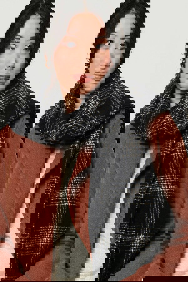 Black | Checked Tassel Fringed Scarf
