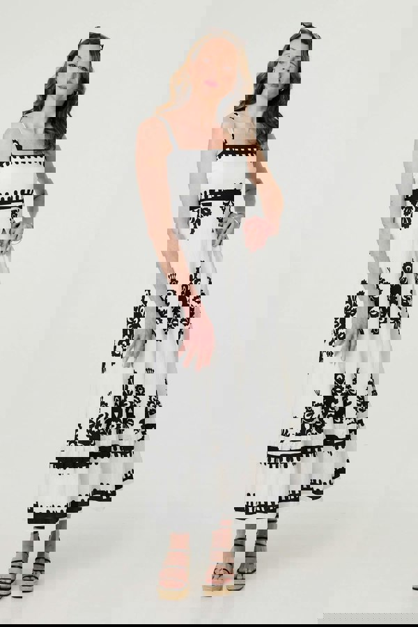 White | Ikat Print Sleeveless A-Line Maxi Dress : Model is 5'9"/175 cm and wears UK10/EU38/US6/AUS10
