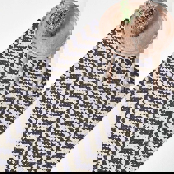 HOMESCAPES Casablanca Handwoven Zig Zag Pattern Dark Blue and White Cotton Kilim Rug