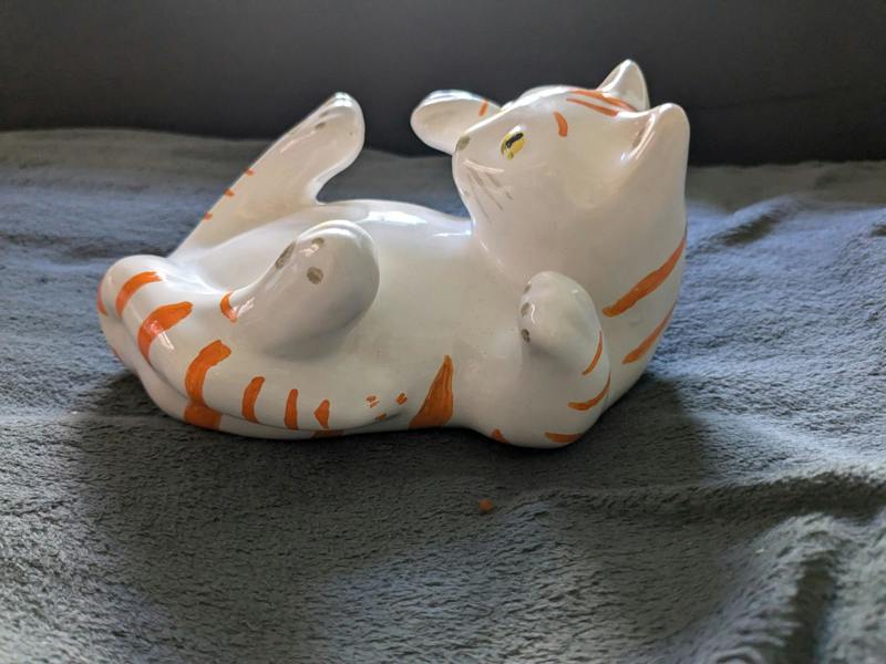 Bundled Gifts ceramic cat ornamant gift wall, free standing