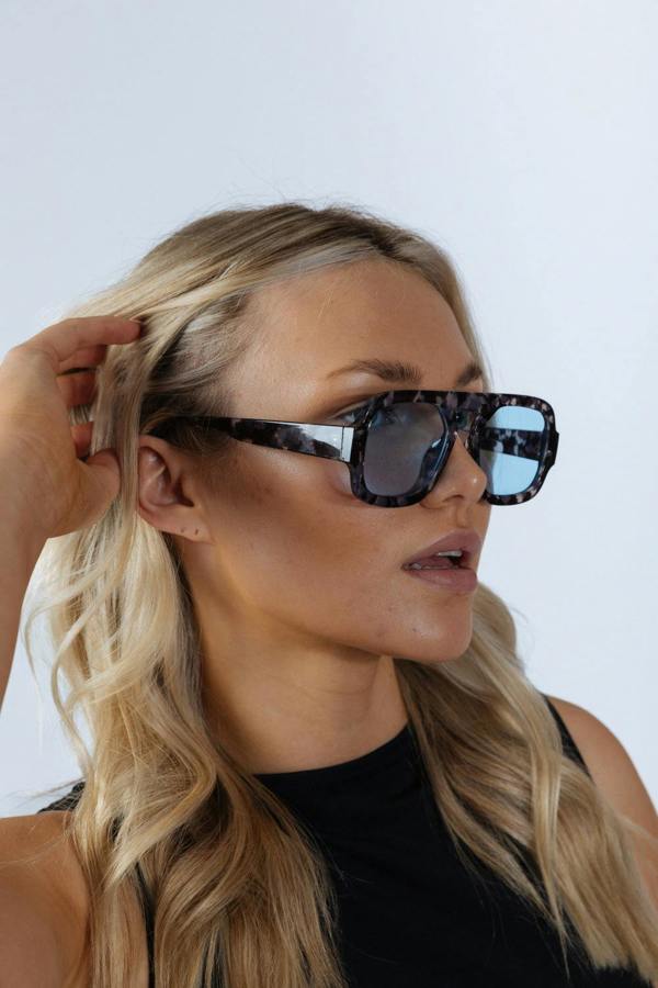 Tortoise Retro Navigator Sunglasses in Grey Blue - svnx