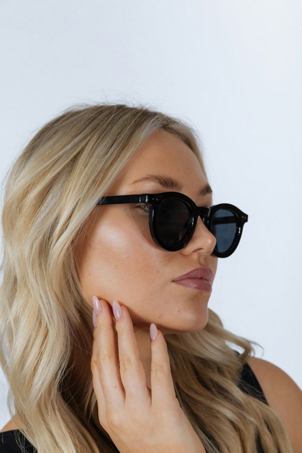 SVNX Bold Rounded Sunglasses in Black