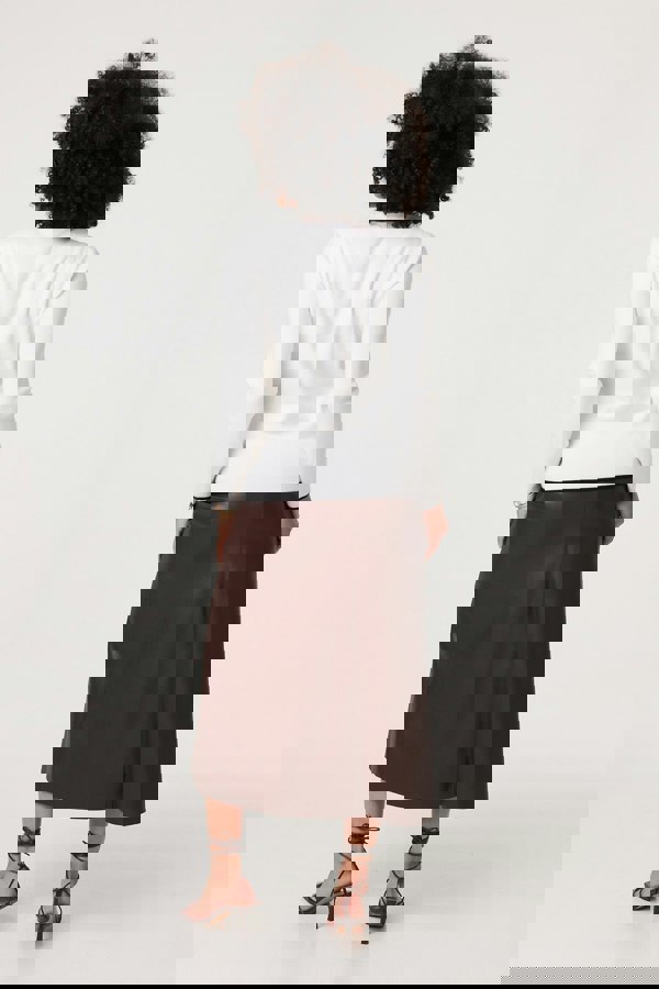 White | Contrast Trim V-Neck Knit Top
