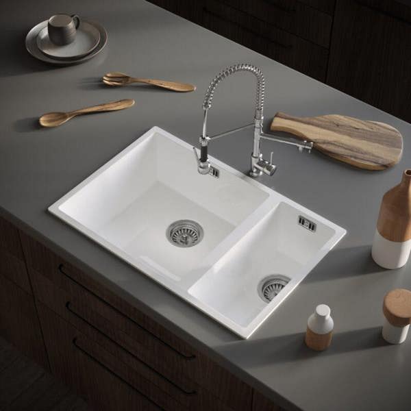 Flode Vänern | 1.5 Bowl Comite Kitchen Sink | 670mm x 440mm | Inset or Undermounted | Strainer Wastes Supplied | Gloss White Finish