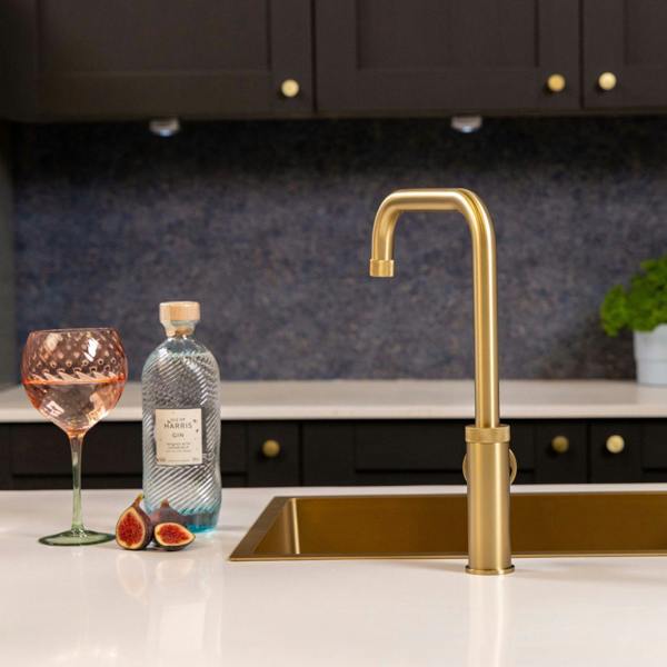 Flode Hjul  | Single Lever Industrial Style Kitchen Tap | Swan Neck Design | Brushed Brass