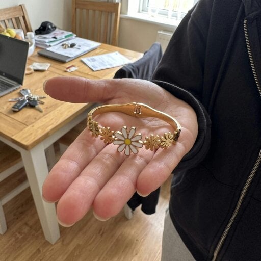 The Colourful Aura 18ct Gold Plated White Daisy Seven Flower Spring Hinged Bangle Floral Bracelet