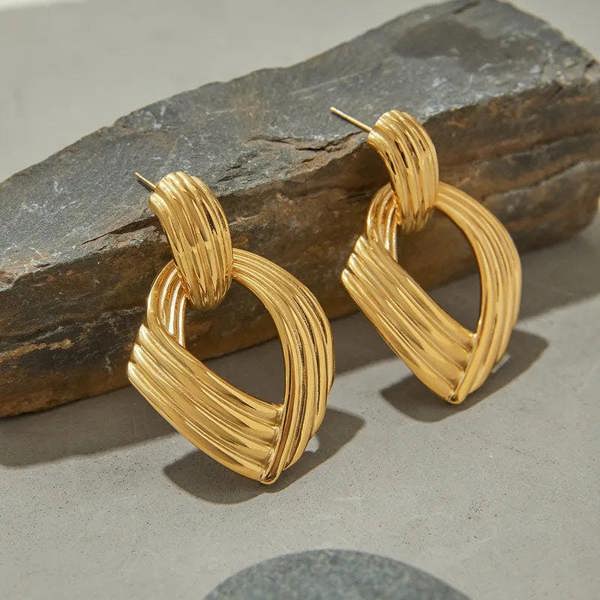 Elk & Bloom Large Thick 14K Gold Ribbed Drop Hoop Studs
