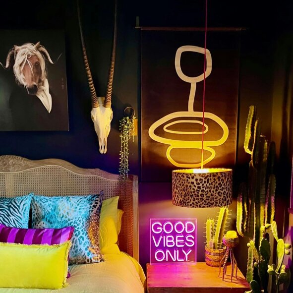 Love Frankie Good Vibes Only LED Neon Light - Pink