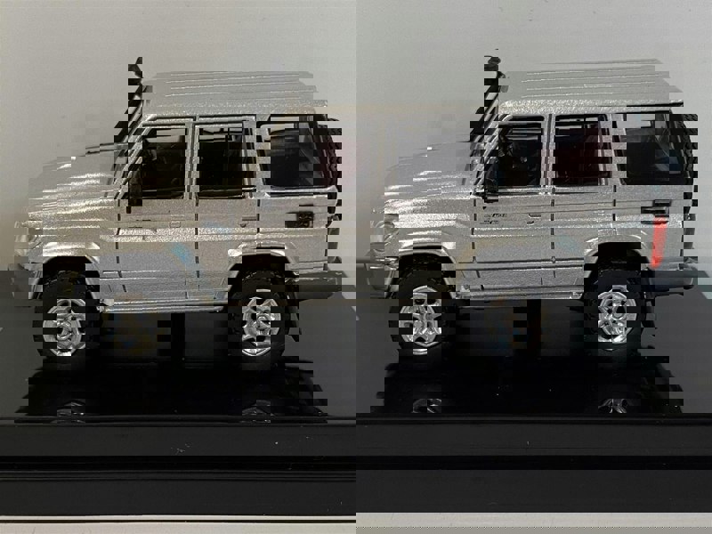 toyota land cruiser 76 silver pearl 1:64 scale paragon 65312r