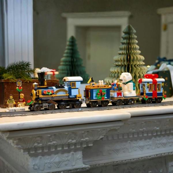 LEGO LEGO LEGO Icons Holiday Express Train (10361)