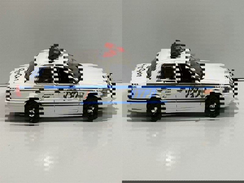 2011 ford crown victoria nypd police car 1:24 scale greenlight 85513