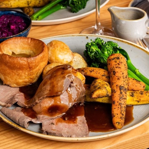 Virgin Experience Days Sunday Roast and Wine for Two at a Traditional Pub