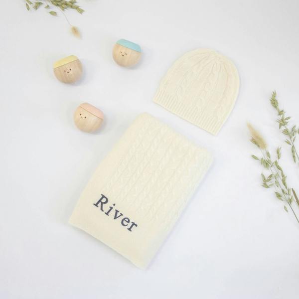 The Baby Gifting Company CABLE KNIT CASHMERE AND SENSORY BALLS - IVORY