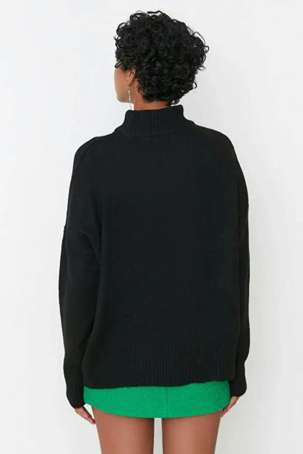 Hoxton Gal Relaxed Fit Soft-Texture Knit Sweater