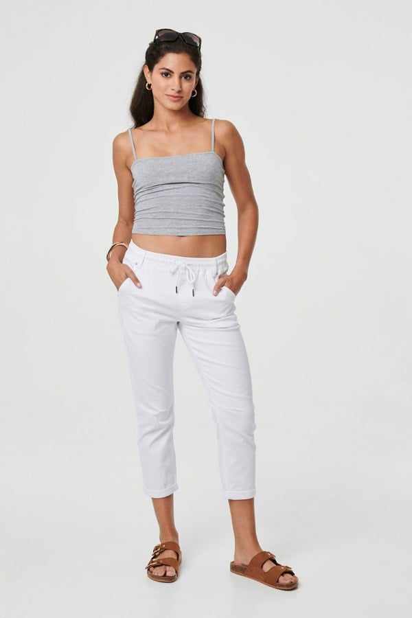 White | High Waist Skinny Cropped Trousers : Model is 5'8"/172 cm and wears UK8/EU36/US4/AUS8
