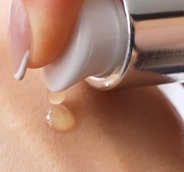Anara Skincare drop on oil on the hand