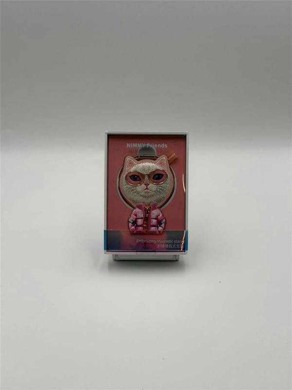 Nimmy Friends Nimmy Cool & Cute 2.0 White Rich & Beauty Cat Embroidery Magnetic Stand with MagSafe Pink - N-KM-BSZJ-04
