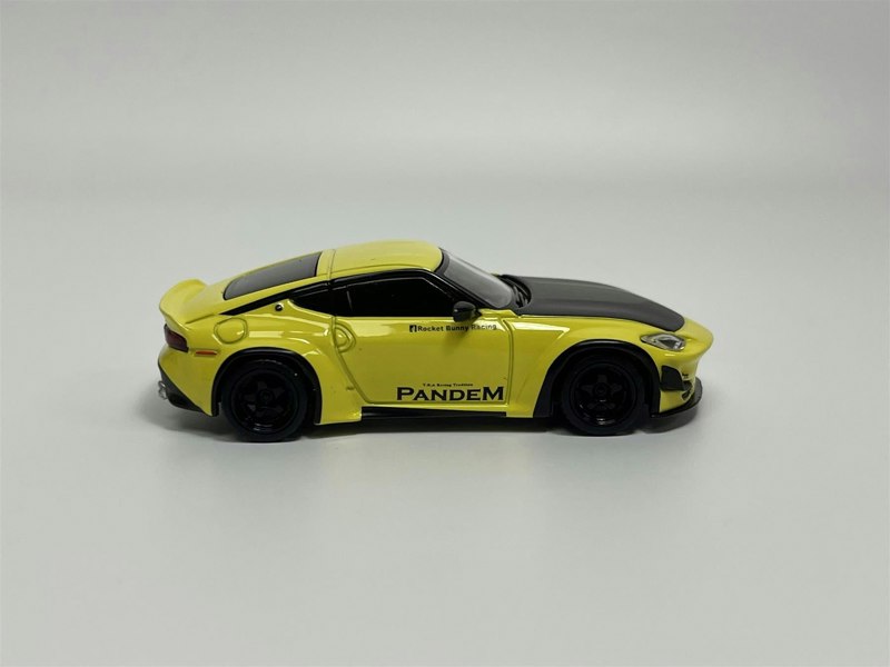 Mini GT Nissan Z Pandem Ikazuchi Yellow RHD 1:64 Mini GT MGT00752R