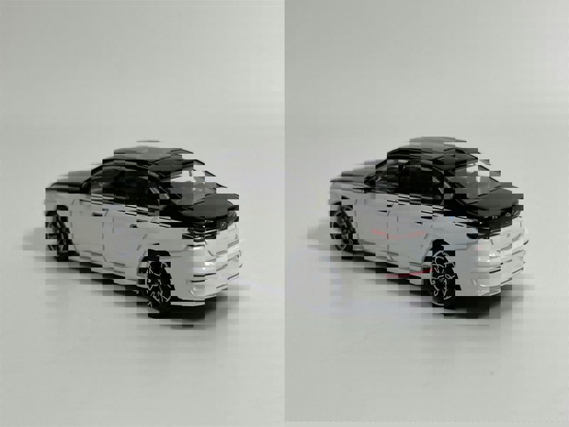 Mini GT BMW i7 xDrive60 Alpine White Black Sapphire LHD 1:64 Mini GT MGT00959L