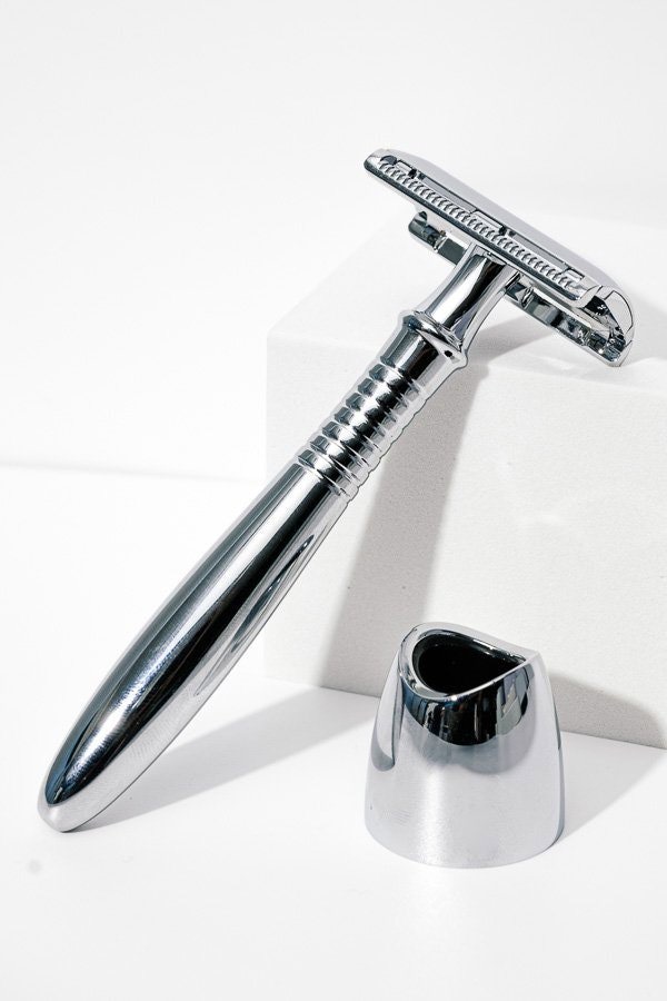 Rebels with a Cause Premium Metal Double Edge Safety Razor with Stand and 5 Extra Blades