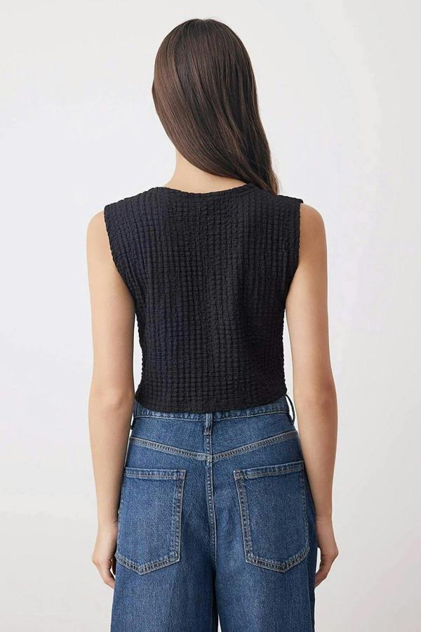 WOVCOR Textured Buttoned Crop Stretch Knit Vest
