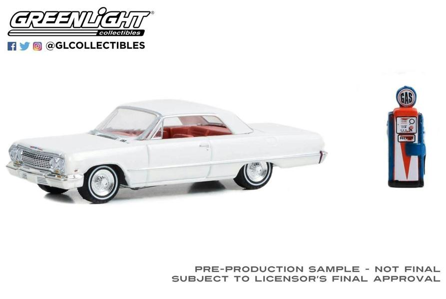MCSlots 1963 Chevrolet Bel Air With Vintage Gas Pump 1:64 Scale Greenlight 97150A