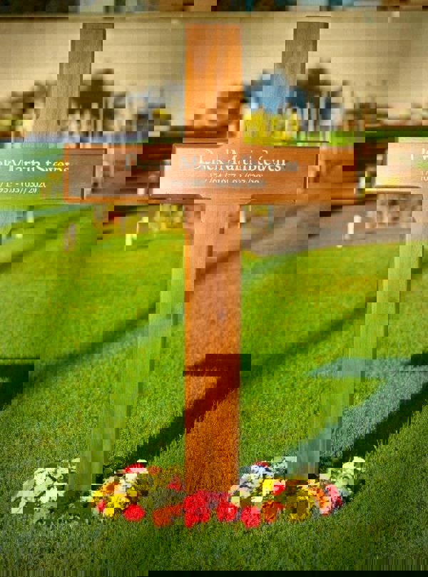 Memorials Direct Personalised Mahogany Memorial Cross – Durable Wooden Grave Marker for Outdoor Use