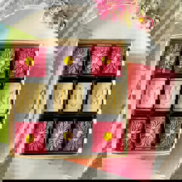 CHOC ON CHOC White Chocolate Mum & Flowers