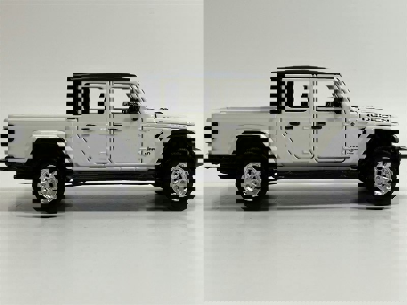 Tayumo Jeep Grand Cherokee White LHD Light and Sound 1:32 Scale Tayumo 32170011