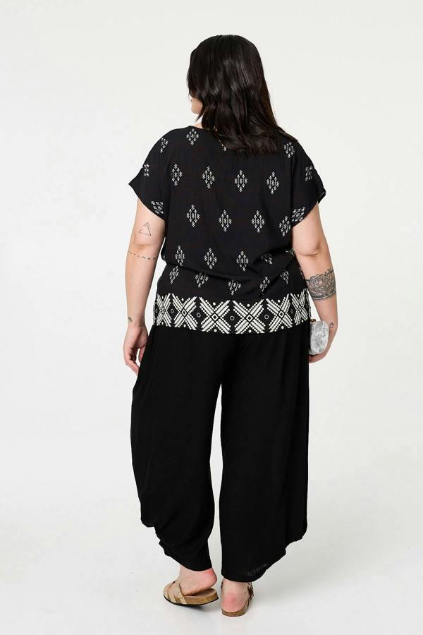 Black | Curve Border Print Relaxed V-Neck Top