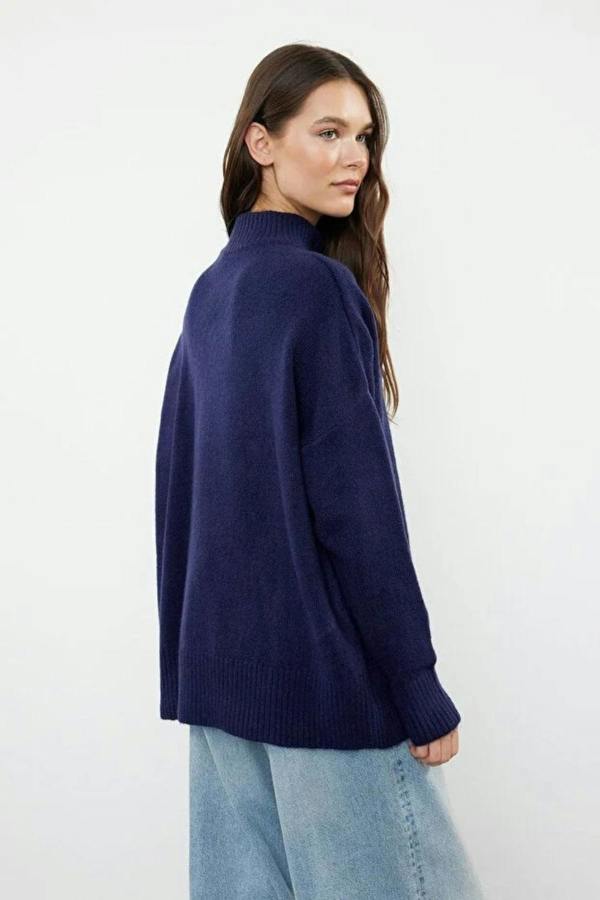 Hoxton Gal Relaxed Fit Soft-Texture Knit Sweater