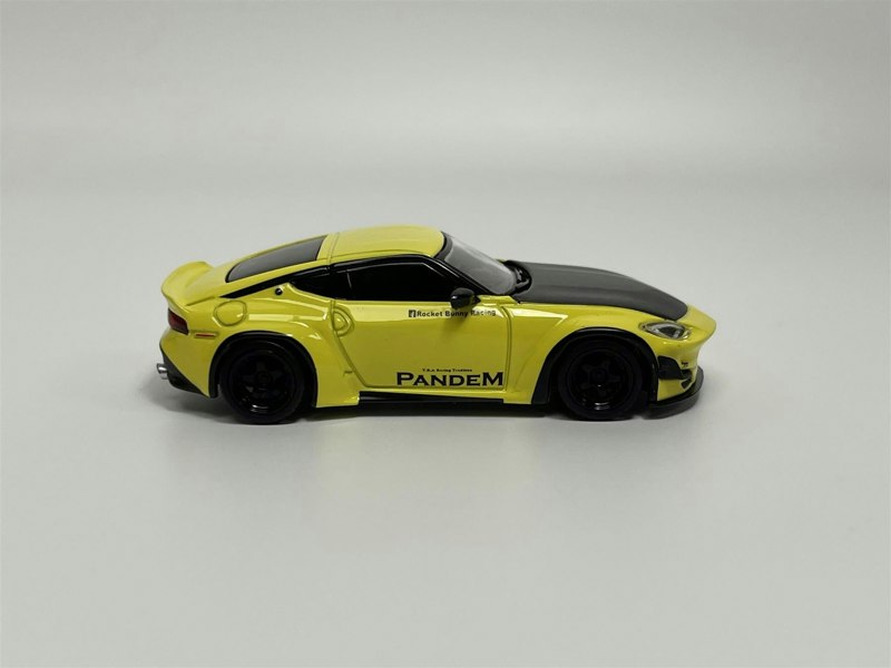 Mini GT Nissan Z Pandem Ikazuchi Yellow LHD 1:64 Mini GT MGT00752L