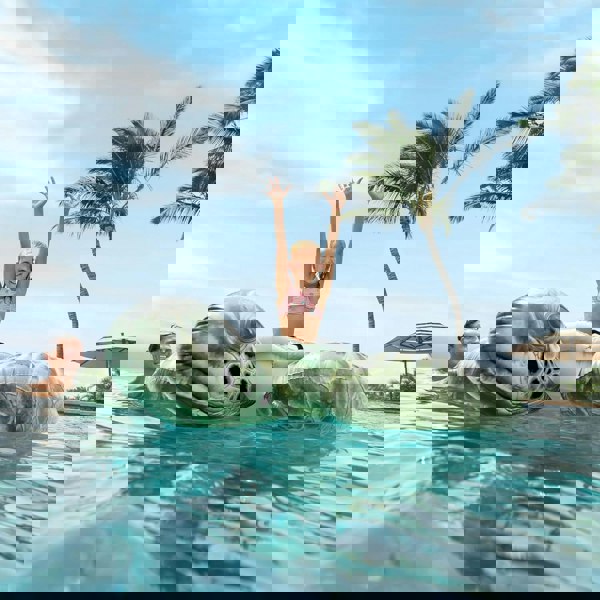 Inflatable Realistic Sea Turtle Ride-On – Multicolored Pool Float with 2 Handles