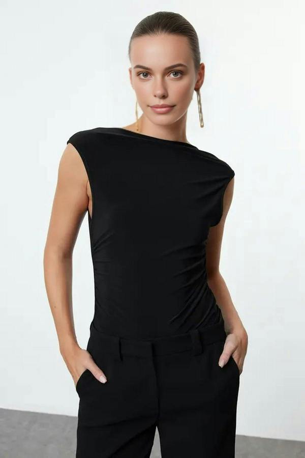 WOVCOR Back Detail Chain Accessory V-Neck Knitted Blouse