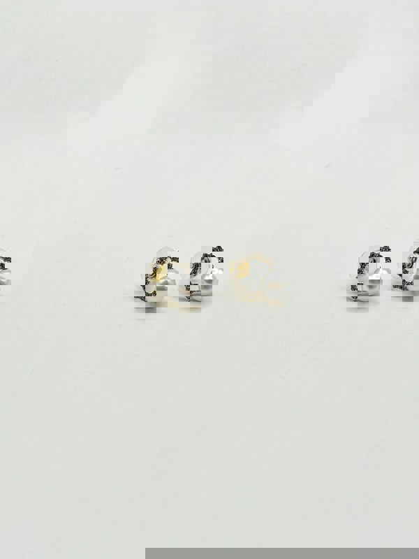 SVNX Pearl Stud Earring on Diamante Circular Wreath