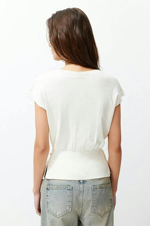 Fitted Crew Neck Short Sleeve Knit Blouse