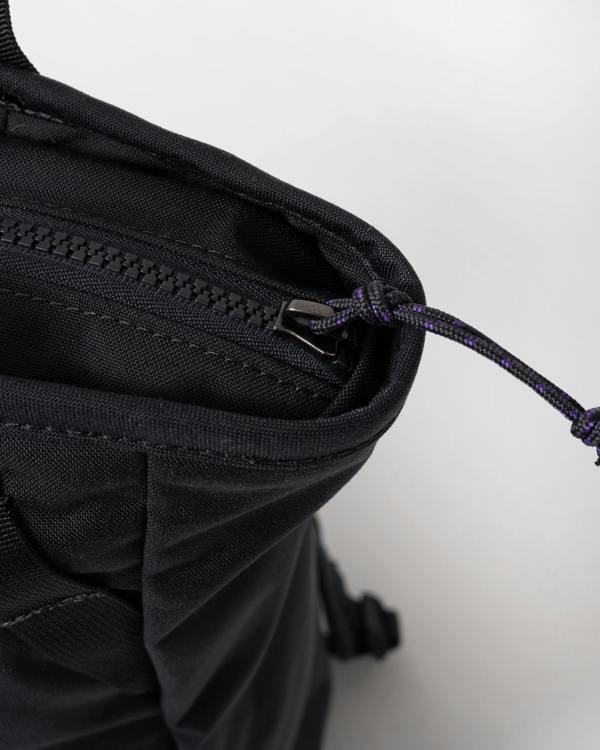 top closure detail of Fjallraven Vardag 22L Unisex Totepack in Coal Black 037