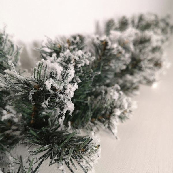 Samuel Alexander 9ft (2.7m) Premier Christmas Snow Flocked Woodcote Fir Garland